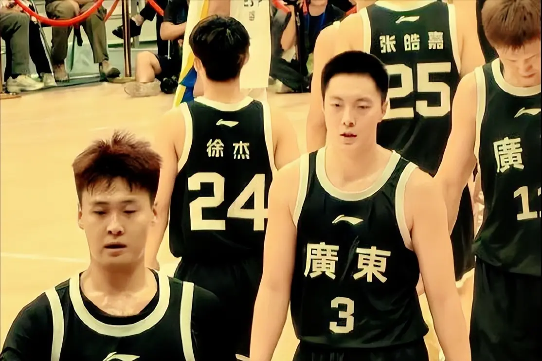 不同的球队, 结构, 广东队看似