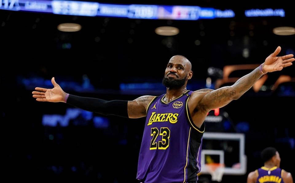 但在防守端, 詹姆斯尚未, 他入选了N